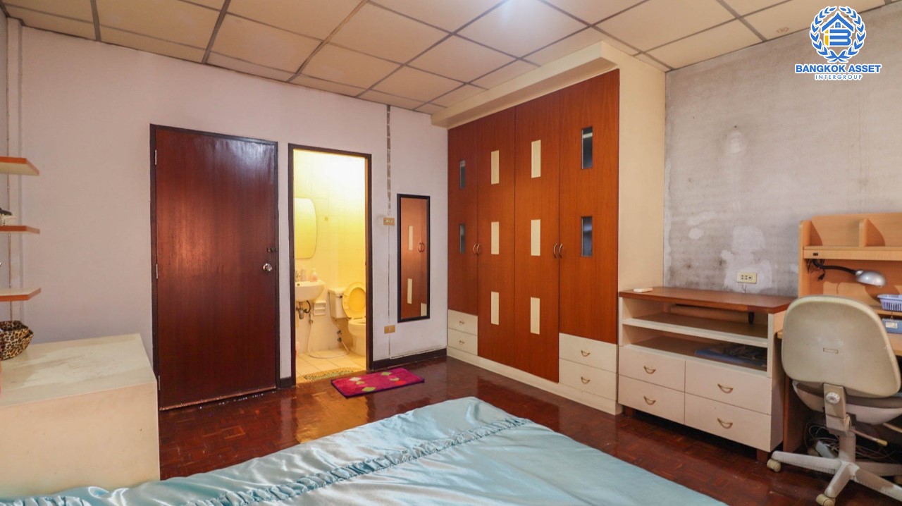 *****ทาวน์เฮ้าส์มือสอง ม.เกตุนุติการ์เด้น ลาดพร้าว เนื้อที่ 17 ตร.ว. ฟังก์ชัน 2 ห้องนอน 2 ห้องน้ำ จอดรถได้ 1 คัน โปร่งกว้าง พร้อมอยู่! ทำเลใจกลางเมือง เชื่อมต่อทั้งถนนลาดพร้าว, ถนนนาคนิวาส, ถนนประเสริฐมนูกิจ ใกล้ทางด่วนรามอินทรา เดินทางสะดวกสบาย ด้วยรถไฟฟ้าสายสีน้ำตาล "สถานีโรงเรียนสตรีวิทยา2"